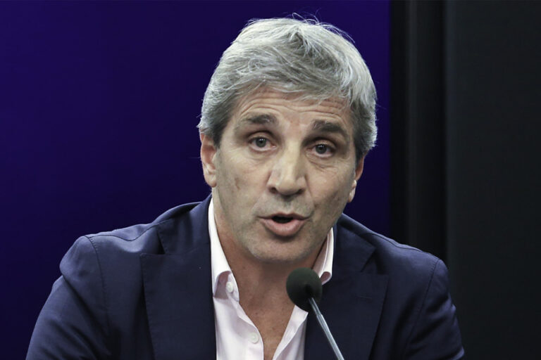 Toto Caputo se aferra a su maltrecho plan económico