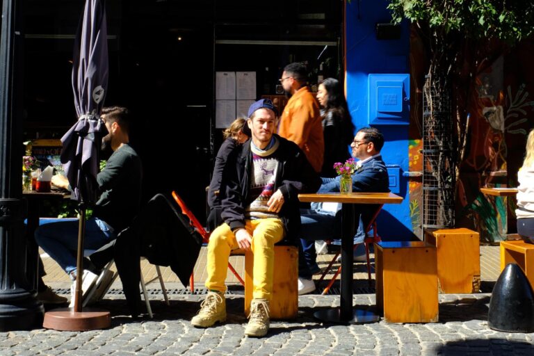 Su madre llegó sola cuando él era chico, por años soñó con seguirla, y hoy brilla en Argentina: No noté discriminación