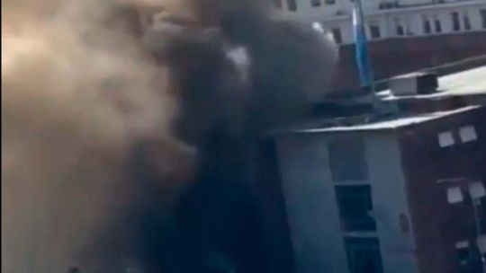 Incendio en el edificio Libertad de la Armada: una ambulancia volcó cuando se dirigía al operativo