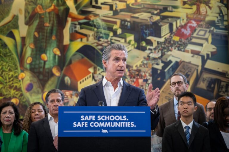Nueva ley de Gavin Newsom en California: qué hacer si agentes del ICE aparecen con el rostro cubierto en una redada