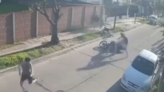 Un repartidor de chipa se defendió a las piñas de dos motochorros y evitó el robo: «Tengo miedo, pero tengo que trabajar»