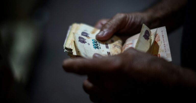 Crece el número de familias que «queman ahorros» o se endeudan para poder mantener sus gastos