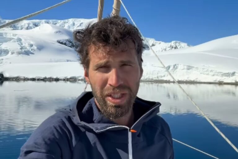 Navegó a la Antártida, descubrió el poder del silencio y detalló cómo fue vivir con nueve amigos en un velero