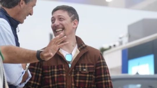 El inesperado look que mostró Santiago Caputo en Pinamar