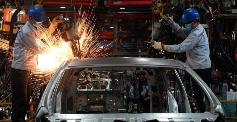 Crisis en la era Milei. Industria al 57% y 33.100 empleos menos