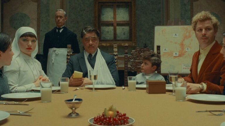 La excéntrica película de espionaje que estrenó HBO Max que generó opiniones divididas