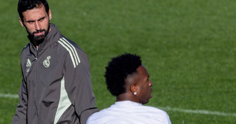 El llamativo cruce entre Arbeloa y Vinicius: «Hay que poner multas»