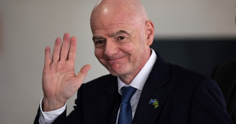 Infantino bancó la sede de México para el Mundial, pese al estallido