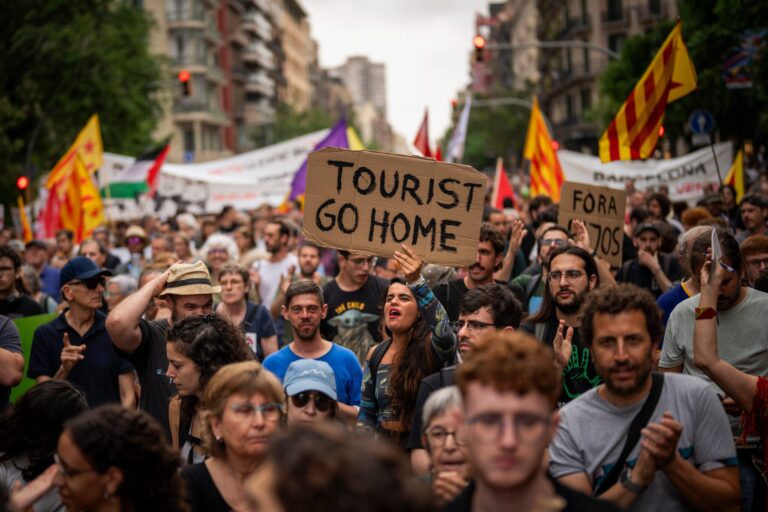 Barcelona duplica la tasa que le cobra a los turistas y se convierte en una de las más altas de Europa