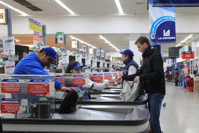 Crisis de los supermercados: ChangoMás, Carrefour, La Anónima y Libertad, entre despidos y cierres