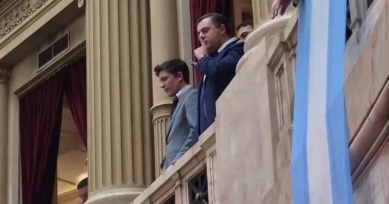 Por qué la transmisión oficial borró a Santiago Caputo y al Gordo DAN de la cadena nacional de Milei