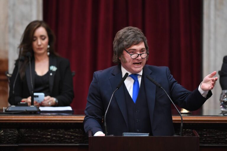 Un Milei sacado en el Congreso necesitó hacer show por cadena nacional para sus seguidores