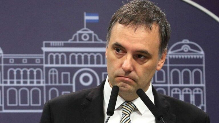 Manuel Adorni avivó la interna y dijo que el video del avión privado salió «de puertas adentro» del Gobierno