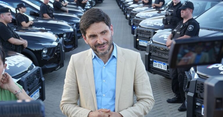 Ilustración de una lupa sobre un mapa de la provincia de Santa Fe, haciendo referencia a la investigación en curso.