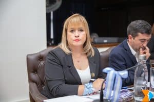 Legisladora Natalia Graciania durante una entrevista en estudios de radio