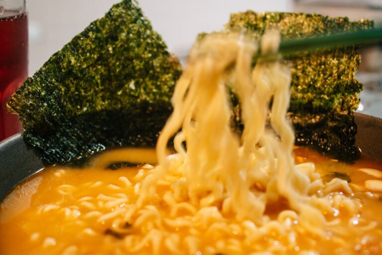 Láminas de alga nori seca, un ingrediente marino utilizado en la cocina.