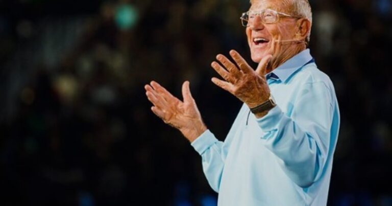 Fotografía de Lou Holtz, ex entrenador de fútbol americano universitario.