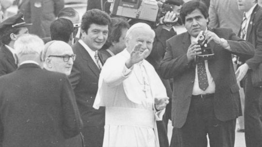 El Papa Juan Pablo II saludando a una multitud durante su visita a Argentina en junio de 1982.