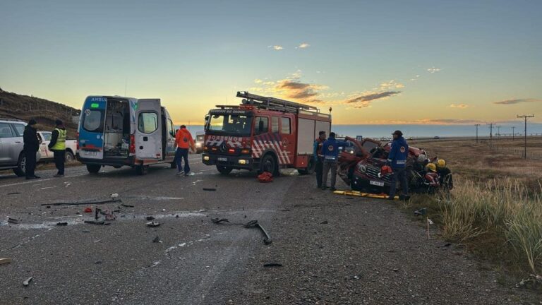Vista de la Ruta Nacional 3 en Tierra del Fuego, con vehículos de emergencia en el arcén.